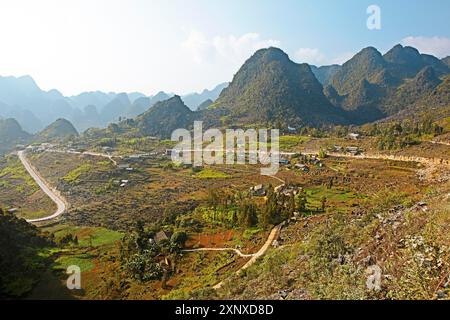 Strada e rocce carsiche nell'altopiano carsico di Dong Van Karst, UNESCO Global Geopark, provincia di ha Giang, Vietnam Foto Stock