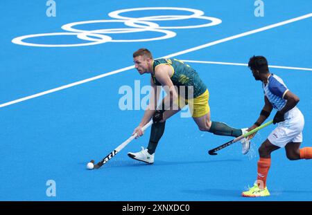 Colombes, Francia. 2 agosto 2024. Tom Wickham (L) dell'Australia si batte per il pallone durante la partita maschile di biliardo B di hockey tra Australia e India a Colombes, Francia, 2 agosto 2024. Crediti: Ren Pengfei/Xinhua/Alamy Live News Foto Stock