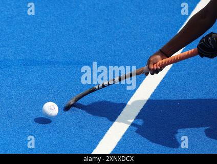 Colombes, Francia. 2 agosto 2024. Un giocatore dell'India si batte per il pallone durante la partita maschile di biliardo B di hockey tra Australia e India a Colombes, Francia, 2 agosto 2024. Crediti: Ren Pengfei/Xinhua/Alamy Live News Foto Stock