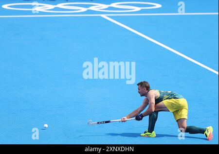 Colombes, Francia. 2 agosto 2024. Jeremy Hayward dell'Australia passa la palla durante la partita maschile di biliardo B di hockey tra Australia e India a Colombes, Francia, 2 agosto 2024. Crediti: Ren Pengfei/Xinhua/Alamy Live News Foto Stock