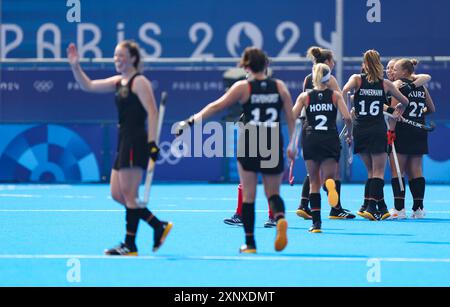 Colombes, Francia. 2 agosto 2024. Le giocatrici di Germania celebrano un gol durante il pool femminile Una partita di hockey tra Cina e Germania a Colombes, Francia, 2 agosto 2024. Crediti: Ren Pengfei/Xinhua/Alamy Live News Foto Stock