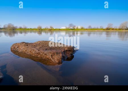 Pietra sulle rive del fiume Elba vicino Magdeburg Foto Stock