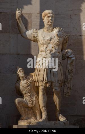 2 agosto 2024: Denizli, Turkiye il 2 agosto 2024: Viste dall'antica città unica di Laodicea dal periodo dell'Impero Romano. Laodikeia si trova sul lato sud del fiume Lycus, 6 km a nord di Denizli. La città era chiamata ''Laodikeia ai margini del Lycus'' nelle fonti antiche. Secondo altre fonti antiche, la città fu fondata da Antioco II nel 263-261 a.C. e prende il nome dalla moglie di Antioco. (Credit Image: © Tolga Ildun/ZUMA Press Wire) SOLO PER USO EDITORIALE! Non per USO commerciale! Foto Stock