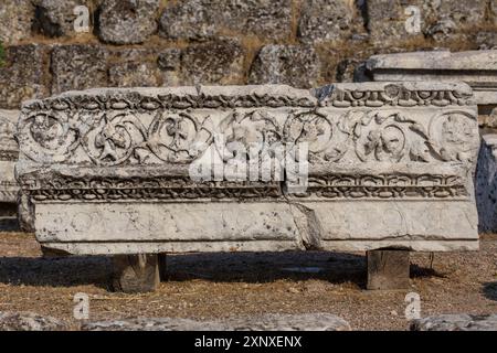 2 agosto 2024: Denizli, Turkiye il 2 agosto 2024: Viste dall'antica città unica di Laodicea dal periodo dell'Impero Romano. Laodikeia si trova sul lato sud del fiume Lycus, 6 km a nord di Denizli. La città era chiamata ''Laodikeia ai margini del Lycus'' nelle fonti antiche. Secondo altre fonti antiche, la città fu fondata da Antioco II nel 263-261 a.C. e prende il nome dalla moglie di Antioco. (Credit Image: © Tolga Ildun/ZUMA Press Wire) SOLO PER USO EDITORIALE! Non per USO commerciale! Foto Stock