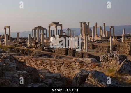 2 agosto 2024: Denizli, Turkiye il 2 agosto 2024: Viste dall'antica città unica di Laodicea dal periodo dell'Impero Romano. Laodikeia si trova sul lato sud del fiume Lycus, 6 km a nord di Denizli. La città era chiamata ''Laodikeia ai margini del Lycus'' nelle fonti antiche. Secondo altre fonti antiche, la città fu fondata da Antioco II nel 263-261 a.C. e prende il nome dalla moglie di Antioco. (Credit Image: © Tolga Ildun/ZUMA Press Wire) SOLO PER USO EDITORIALE! Non per USO commerciale! Foto Stock