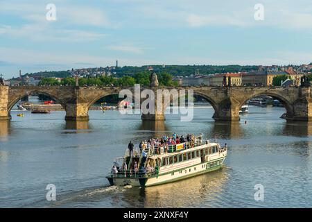 Barca turistica diretta verso il Ponte Carlo, sito patrimonio dell'umanità dell'UNESCO, Praga, Boemia, Repubblica Ceca, Europa Copyright: JanxMiracky 1359-115 Foto Stock