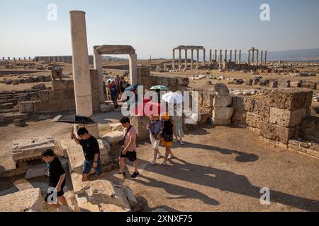 2 agosto 2024: Denizli, Turkiye il 2 agosto 2024: Viste dall'antica città unica di Laodicea dal periodo dell'Impero Romano. Laodikeia si trova sul lato sud del fiume Lycus, 6 km a nord di Denizli. La città era chiamata ''Laodikeia ai margini del Lycus'' nelle fonti antiche. Secondo altre fonti antiche, la città fu fondata da Antioco II nel 263-261 a.C. e prende il nome dalla moglie di Antioco. (Credit Image: © Tolga Ildun/ZUMA Press Wire) SOLO PER USO EDITORIALE! Non per USO commerciale! Foto Stock