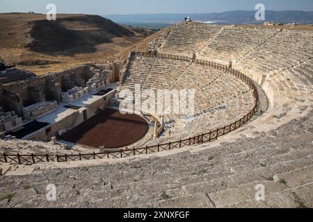 2 agosto 2024: Denizli, Turkiye il 2 agosto 2024: Viste dall'antica città unica di Laodicea dal periodo dell'Impero Romano. Laodikeia si trova sul lato sud del fiume Lycus, 6 km a nord di Denizli. La città era chiamata ''Laodikeia ai margini del Lycus'' nelle fonti antiche. Secondo altre fonti antiche, la città fu fondata da Antioco II nel 263-261 a.C. e prende il nome dalla moglie di Antioco. (Credit Image: © Tolga Ildun/ZUMA Press Wire) SOLO PER USO EDITORIALE! Non per USO commerciale! Foto Stock