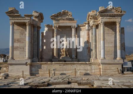 2 agosto 2024: Denizli, Turkiye il 2 agosto 2024: Viste dall'antica città unica di Laodicea dal periodo dell'Impero Romano. Laodikeia si trova sul lato sud del fiume Lycus, 6 km a nord di Denizli. La città era chiamata ''Laodikeia ai margini del Lycus'' nelle fonti antiche. Secondo altre fonti antiche, la città fu fondata da Antioco II nel 263-261 a.C. e prende il nome dalla moglie di Antioco. (Credit Image: © Tolga Ildun/ZUMA Press Wire) SOLO PER USO EDITORIALE! Non per USO commerciale! Foto Stock