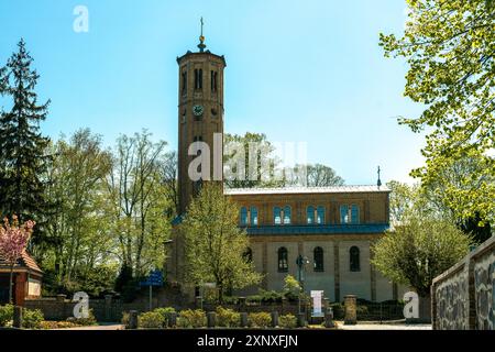 La chiesa storica di Caputh, Brandeburgo, Germania, in pieno sole Foto Stock