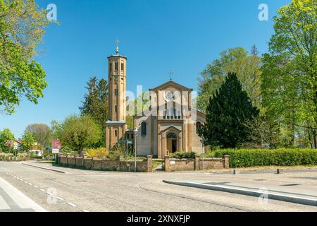 La chiesa storica di Caputh, Brandeburgo, Germania, in pieno sole Foto Stock