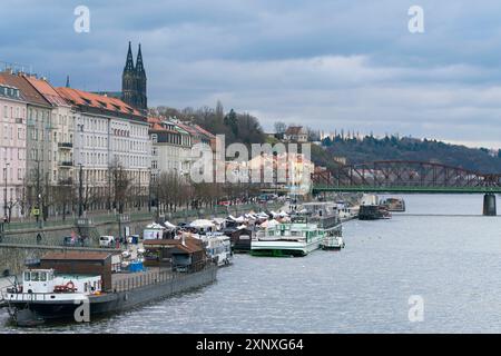 Mercato degli agricoltori sul lungofiume Moldava vicino al Palackeho namesti e alla chiesa Vysehrad sullo sfondo, Praga, Repubblica Ceca Cechia, Europa Copyright: Jan Foto Stock