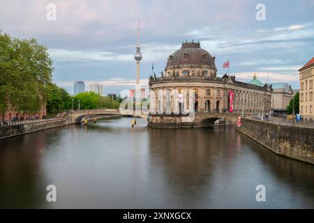 Museo Bode e torre della televisione, Isola dei Musei, sito patrimonio dell'umanità dell'UNESCO, Berlino, Germania, Europa Copyright: JanxMiracky 1359-1257 Foto Stock