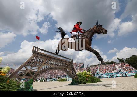 Versailles, Francia. 2 agosto 2024. Laura Kraut degli Stati Uniti, in sella a Baloutinue, gareggia durante la finale di salto a squadre di equestri ai Giochi Olimpici di Parigi 2024 a Versailles, Francia, 2 agosto 2024. Crediti: Yang lei/Xinhua/Alamy Live News Foto Stock