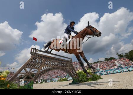 Versailles, Francia. 2 agosto 2024. Olivier Perreau di Francia, in sella a Dorai D'Aiguilly, gareggia durante la finale della squadra di salto equestre ai Giochi Olimpici di Parigi 2024 a Versailles, Francia, 2 agosto 2024. Crediti: Yang lei/Xinhua/Alamy Live News Foto Stock