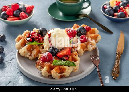 Waffle con frutta fresca, cioccolato, caramello e gelato Foto Stock