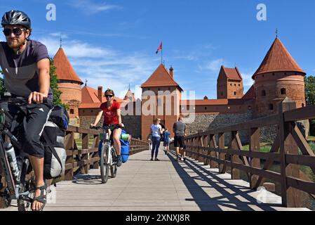 Ponte in legno che conduce al castello di Trakai su un'isola nel lago Galve, Lituania, Europa Copyright: GOUPIxCHRISTIAN 1382-149 solo per uso editoriale Foto Stock