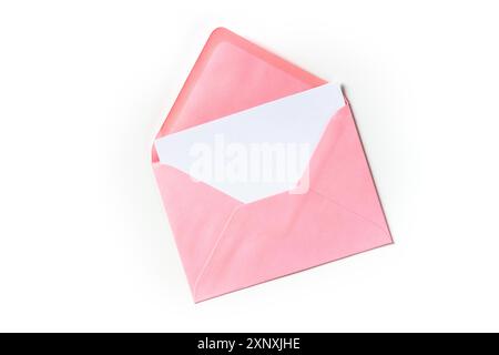 Un biglietto d'auguri in una busta rosa pastello mock-up, foto in alto su uno sfondo bianco Foto Stock