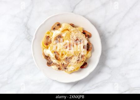 Pappardelle con funghi, salsa di panna e parmigiano grattugiato, top shot Foto Stock