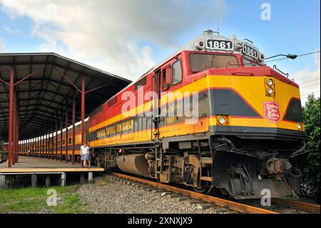 Treno passeggeri parcheggiato alla stazione di Colon, Panama Canal Railway che collega l'Oceano Atlantico al Pacifico, Colon, Repubblica di Panama, America centrale Foto Stock