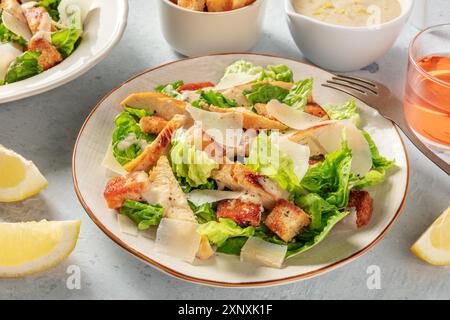 Primo piano su insalata Caesar di pollo. Pollo alla griglia, foglie di romaine, crostini e parmigiano Foto Stock