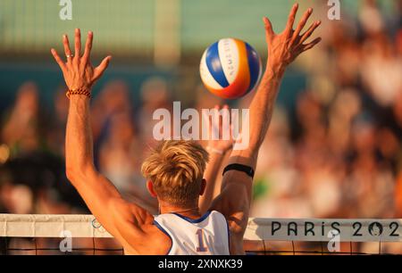 2 agosto 2024: Steven Van De Velde (Nederlands) gareggia durante la fase preliminare - partita del Pool B tra Norvegia e Paesi Bassi il giorno 7 dei Giochi Olimpici allo stadio Eiffel Tour di Parigi, Francia. Ulrik Pedersen/CSM. Foto Stock