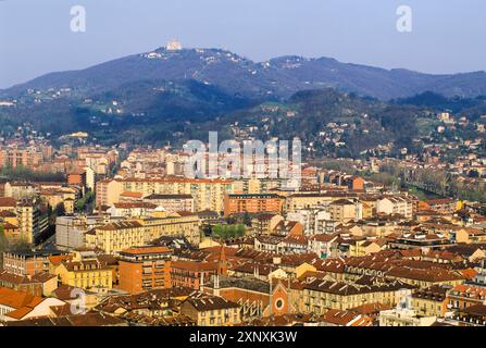 Vista verso est con la Basilica di Superga sullo sfondo, Torino, regione Piemonte, Italia, Europa Copyright: GOUPIxCHRISTIAN 1382-281 Foto Stock