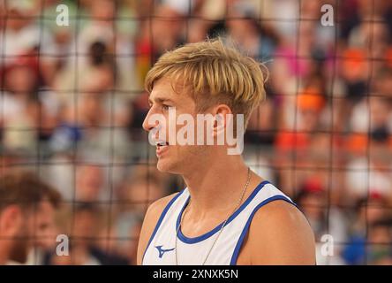 2 agosto 2024: Steven Van De Velde (Nederlands) gareggia durante la fase preliminare - partita del Pool B tra Norvegia e Paesi Bassi il giorno 7 dei Giochi Olimpici allo stadio Eiffel Tour di Parigi, Francia. Ulrik Pedersen/CSM. Foto Stock