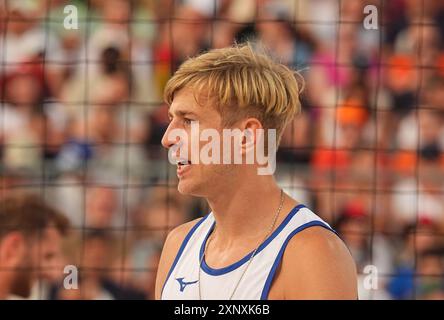 2 agosto 2024: Steven Van De Velde (Nederlands) gareggia durante la fase preliminare - partita del Pool B tra Norvegia e Paesi Bassi il giorno 7 dei Giochi Olimpici allo stadio Eiffel Tour di Parigi, Francia. Ulrik Pedersen/CSM. Foto Stock