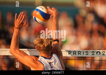 2 agosto 2024: Steven Van De Velde (Nederlands) gareggia durante la fase preliminare - partita del Pool B tra Norvegia e Paesi Bassi il giorno 7 dei Giochi Olimpici allo stadio Eiffel Tour di Parigi, Francia. Ulrik Pedersen/CSM. Foto Stock