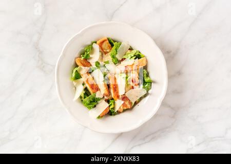Caesar insalata con carne di pollo alla griglia, insalata verde di romaine e parmigiano, top shot Foto Stock