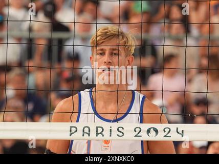 2 agosto 2024: Steven Van De Velde (Nederlands) gareggia durante la fase preliminare - partita del Pool B tra Norvegia e Paesi Bassi il giorno 7 dei Giochi Olimpici allo stadio Eiffel Tour di Parigi, Francia. Ulrik Pedersen/CSM. Foto Stock