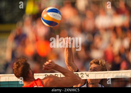 2 agosto 2024: Steven Van De Velde (Nederlands) gareggia durante la fase preliminare - partita del Pool B tra Norvegia e Paesi Bassi il giorno 7 dei Giochi Olimpici allo stadio Eiffel Tour di Parigi, Francia. Ulrik Pedersen/CSM. Foto Stock