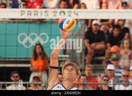 2 agosto 2024: Steven Van De Velde (Nederlands) gareggia durante la fase preliminare - partita del Pool B tra Norvegia e Paesi Bassi il giorno 7 dei Giochi Olimpici allo stadio Eiffel Tour di Parigi, Francia. Ulrik Pedersen/CSM. Foto Stock