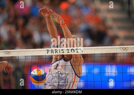 2 agosto 2024: Steven Van De Velde (Nederlands) gareggia durante la fase preliminare - partita del Pool B tra Norvegia e Paesi Bassi il giorno 7 dei Giochi Olimpici allo stadio Eiffel Tour di Parigi, Francia. Ulrik Pedersen/CSM. Foto Stock