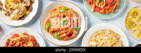 Panorama della pasta. Assortimento di pasta italiana, con spaghetti in salsa di pomodoro, pasta di pesce e funghi, bolognese ecc., faretto piatto Foto Stock