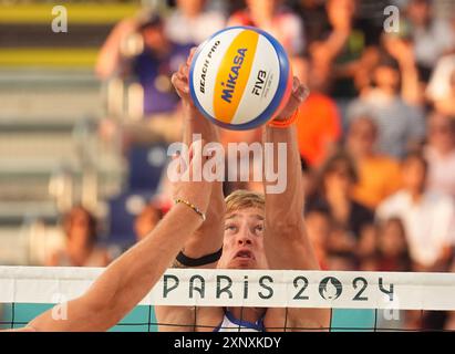 2 agosto 2024: Steven Van De Velde (Nederlands) gareggia durante la fase preliminare - partita del Pool B tra Norvegia e Paesi Bassi il giorno 7 dei Giochi Olimpici allo stadio Eiffel Tour di Parigi, Francia. Ulrik Pedersen/CSM. Foto Stock