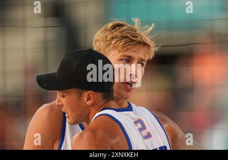 2 agosto 2024: Steven Van De Velde (Nederlands) gareggia durante la fase preliminare - partita del Pool B tra Norvegia e Paesi Bassi il giorno 7 dei Giochi Olimpici allo stadio Eiffel Tour di Parigi, Francia. Ulrik Pedersen/CSM. Foto Stock