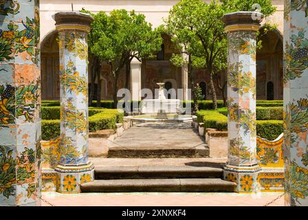 Chiostro delle Clarisse, con l'aggiunta unica di maioliche in stile rococò, complesso di Santa chiara, Napoli, regione Campania, Italia, Europa Co Foto Stock