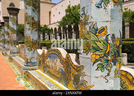 Chiostro delle Clarisse, con l'aggiunta unica di maioliche in stile rococò, complesso di Santa chiara, Napoli, regione Campania, Italia, Europa Co Foto Stock