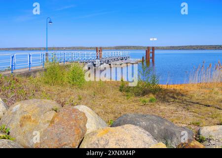 Spiaggia del lago Senftenberg Grosskoschen nel distretto dei laghi Lusaziani, Germania, spiaggia del lago Senftenberg Grosskoschen Lusatian Lake District, Germania Foto Stock