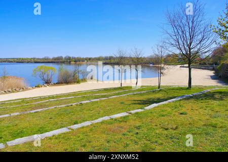 Spiaggia del lago Senftenberg Grosskoschen nel distretto dei laghi Lusaziani, Germania, spiaggia del lago Senftenberg Grosskoschen Lusatian Lake District, Germania Foto Stock