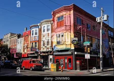 Case colorate a South Street all'incrocio con la 3rd Street, Philadelphia, Commonwealth of Pennsylvania, Stati Uniti d'America, North Americ Foto Stock