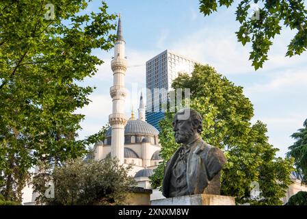 Busto di Jeronim de Rada, 1814-1903, scrittore albanese più influente del XIX secolo, con la Moschea di Namazgjah sullo sfondo, Tirana, Albania Foto Stock