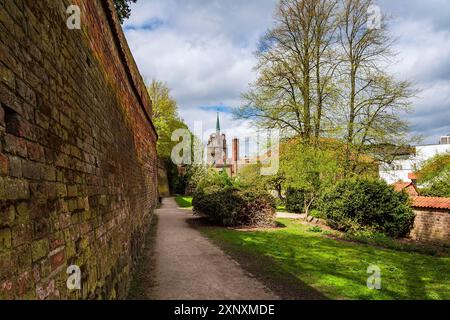 Kroepeliner Tor e le mura della città anseatica di Rostock Foto Stock