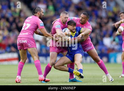 I Warrington Wolves Matty Ashton vengono placcati durante il Betfred Super League match all'Halliwell Jones Stadium di Warrington. Data foto: Venerdì 2 agosto 2024. Foto Stock