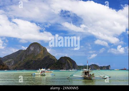 Bangkas su El Nido Beach, El Nido, Bacuit Bay, Palawan, Filippine, sud-est asiatico, Asia Copyright: IanxTrower 800-4090 Foto Stock