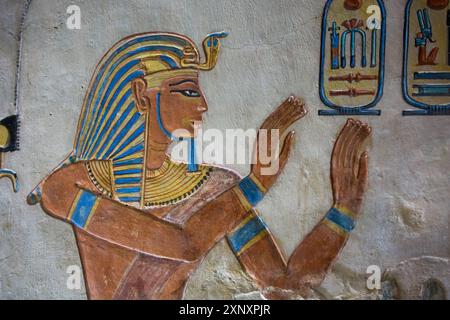Immagine del faraone, bassorilievo, tomba del principe Amenherkhepshef Amenkopshef, QV55, Valle delle Regine, Antica Tebe, sito patrimonio dell'umanità dell'UNESCO, Luxo Foto Stock