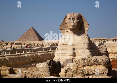 Grande Sfinge di Giza, Piramide di Khafre Chefren sullo sfondo, complesso della Piramide di Giza, sito patrimonio dell'umanità dell'UNESCO, Giza, Egitto, Nord Africa, Afric Foto Stock