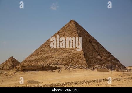 Man on Camel, Pyramid of Menkaure in background, Giza Pyramid Complex, sito patrimonio dell'umanità dell'UNESCO, Giza, Egitto, Nord Africa, Africa Copyright: Richar Foto Stock